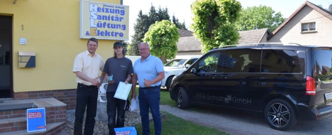 Gruppenfoto von einem Lehrling und seinem Ausbilder und Betreuer