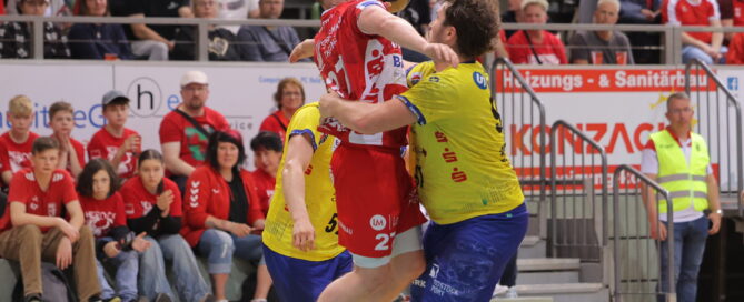 Handballspieler sind in der Halle zu sehen