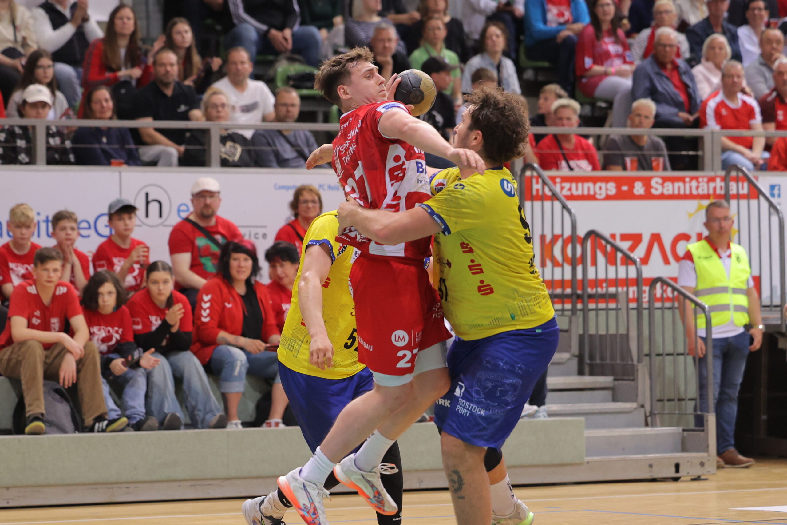 Handball Regionalliga Ostsee-Spree LHC Cottbus – HC Empor Rostock II 43-31 Handballspieler sind in der Halle zu sehen