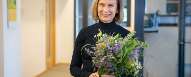 Gesine Grande hält einen Blumenstrauß