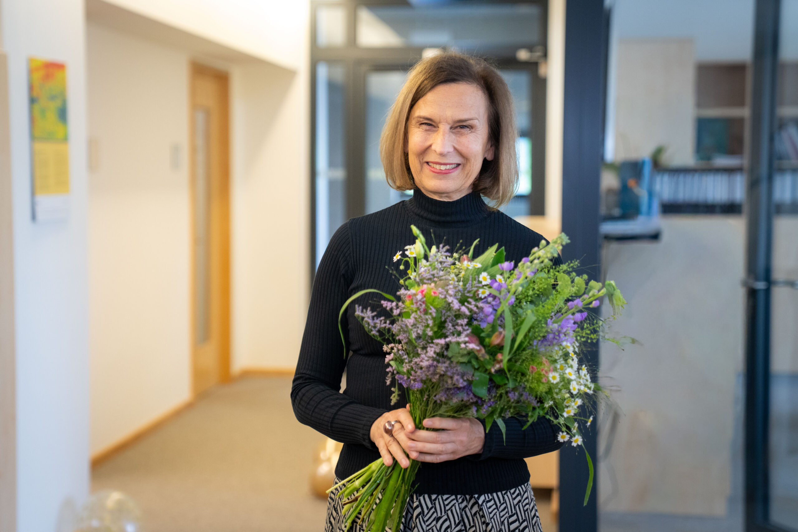 Gesine Grande hält einen Blumenstrauß