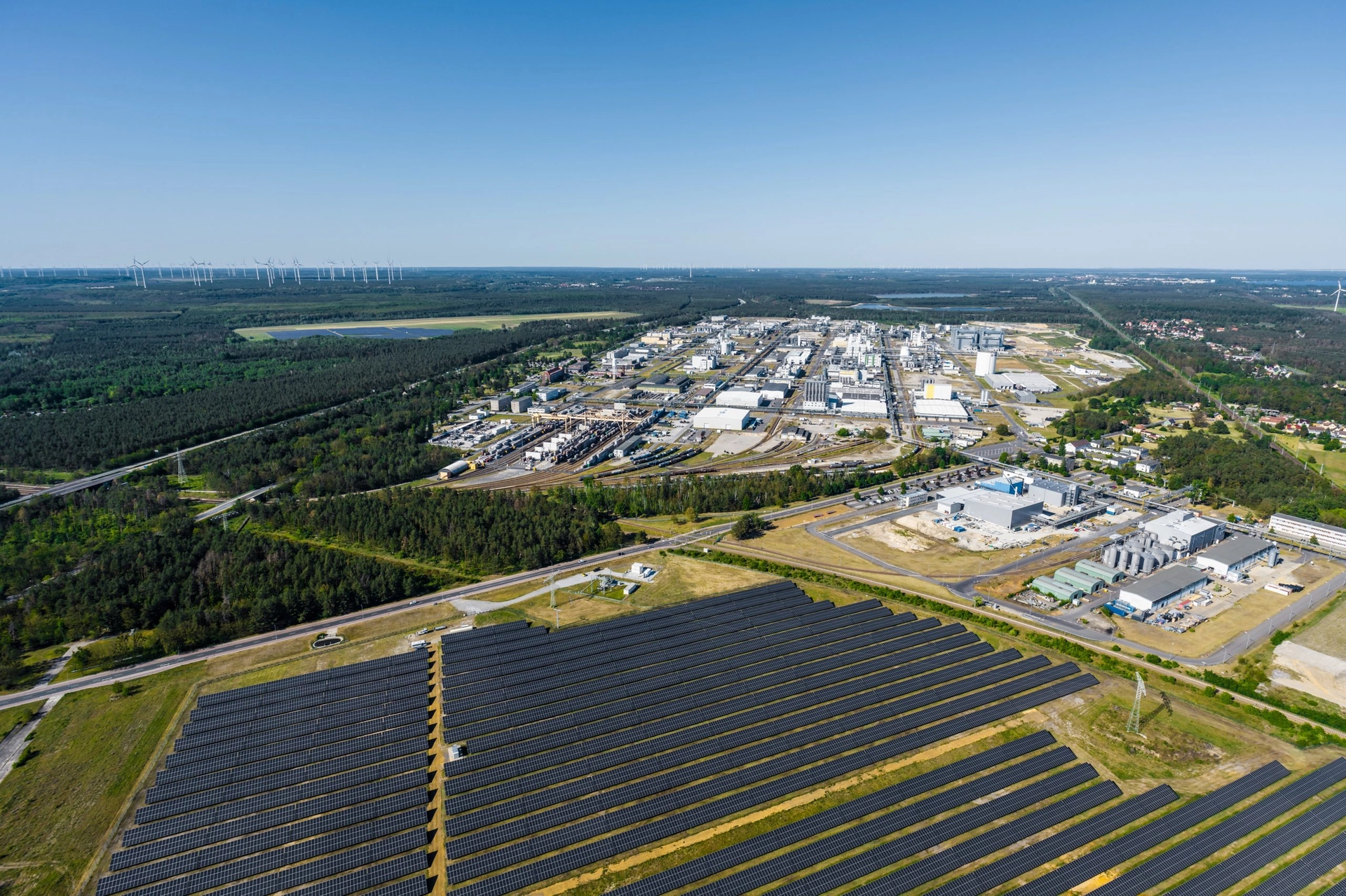 Solaranlage ist auf der Wiese zu sehen
