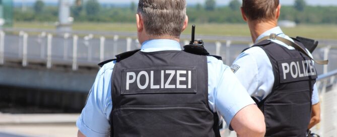 Polizeimänner mit Weste