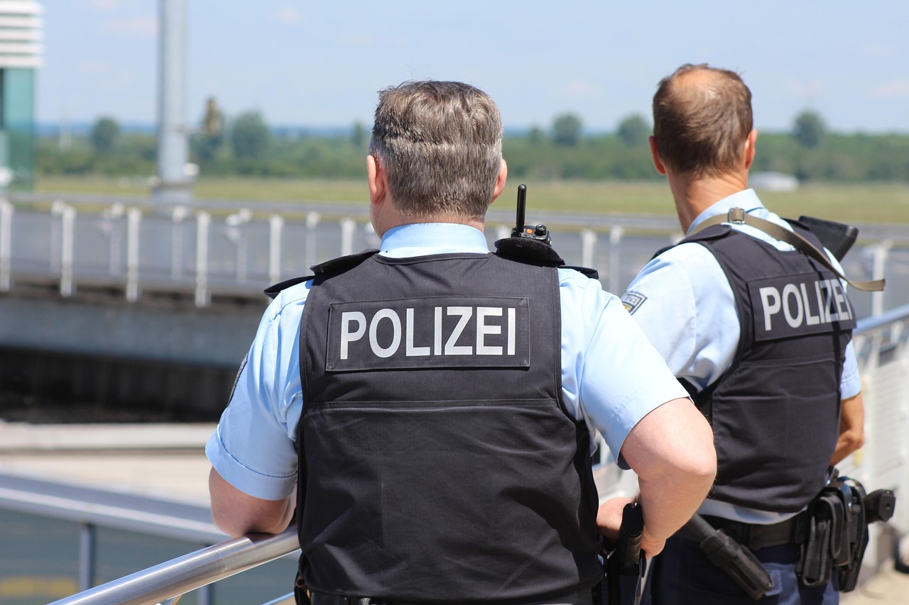 Polizeimänner mit Weste
