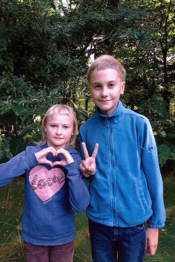 2 Kinder sind auf dem Bild zu sehen