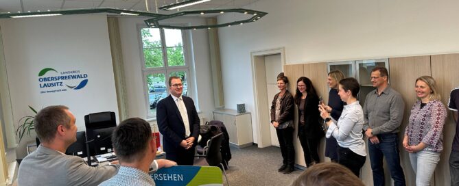 Menschen stehen im Raum