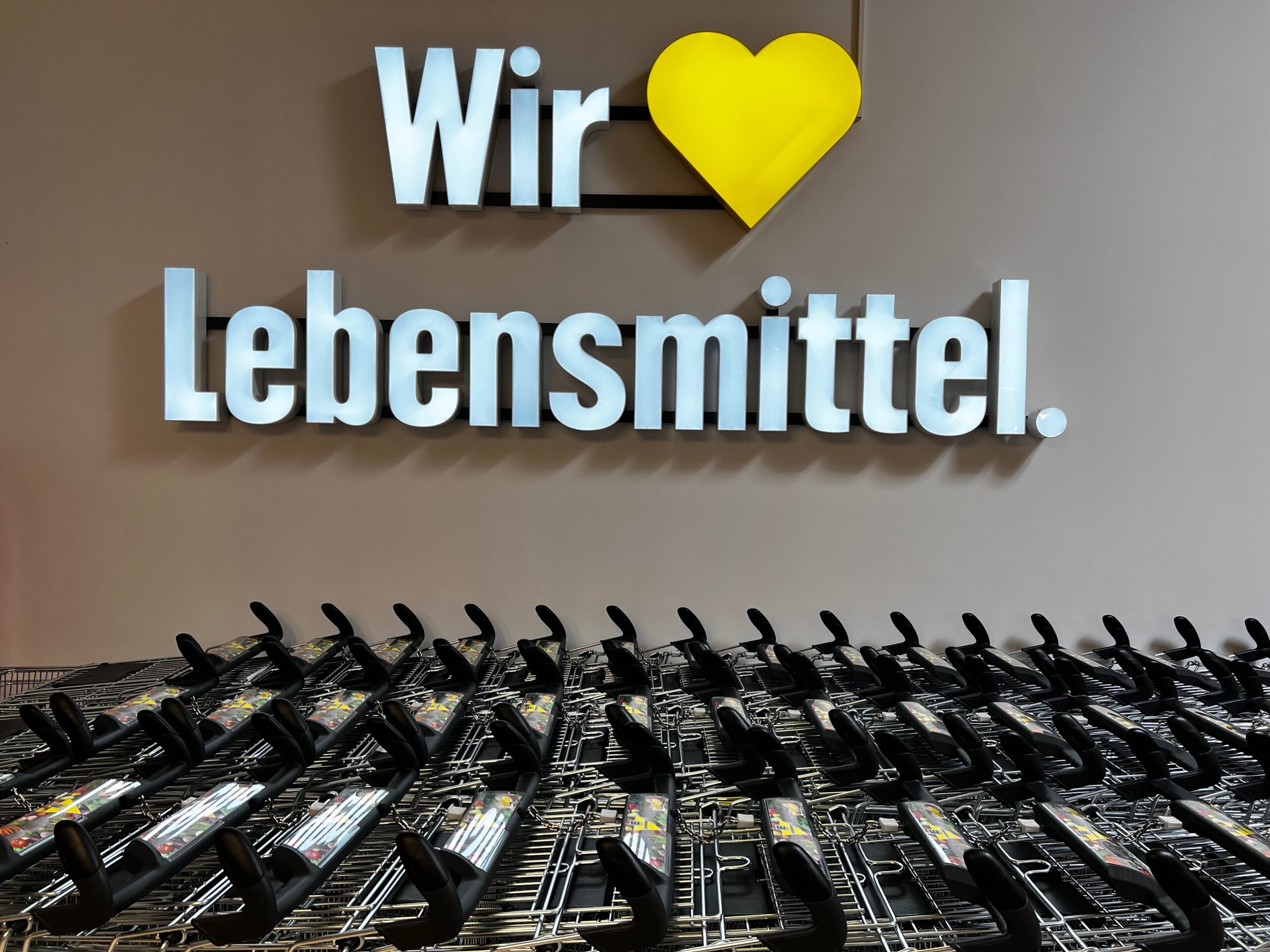 Edeka Slogan Wir lieben Lebensmittel ist zu sehen