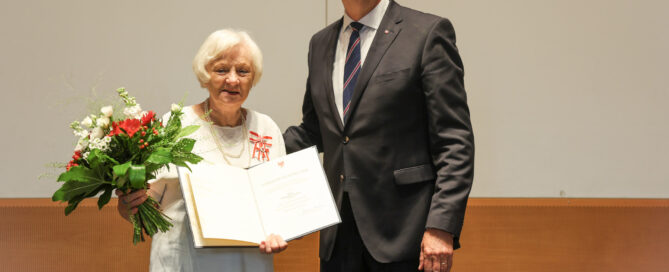 Barbara Franke erhält den Verdienstorden des Landes Brandenburg von Dietmar Woidke. Foto: Staatskanzlei/Presseamt
