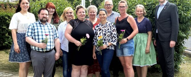 Gruppenfoto mit Teilnehmenden, Dozenten, Sorben-/Wenden-Beauftragter und Landrat Quelle: Landkreis Spree-Neiße/Wokrejs Sprjewja-Nysa