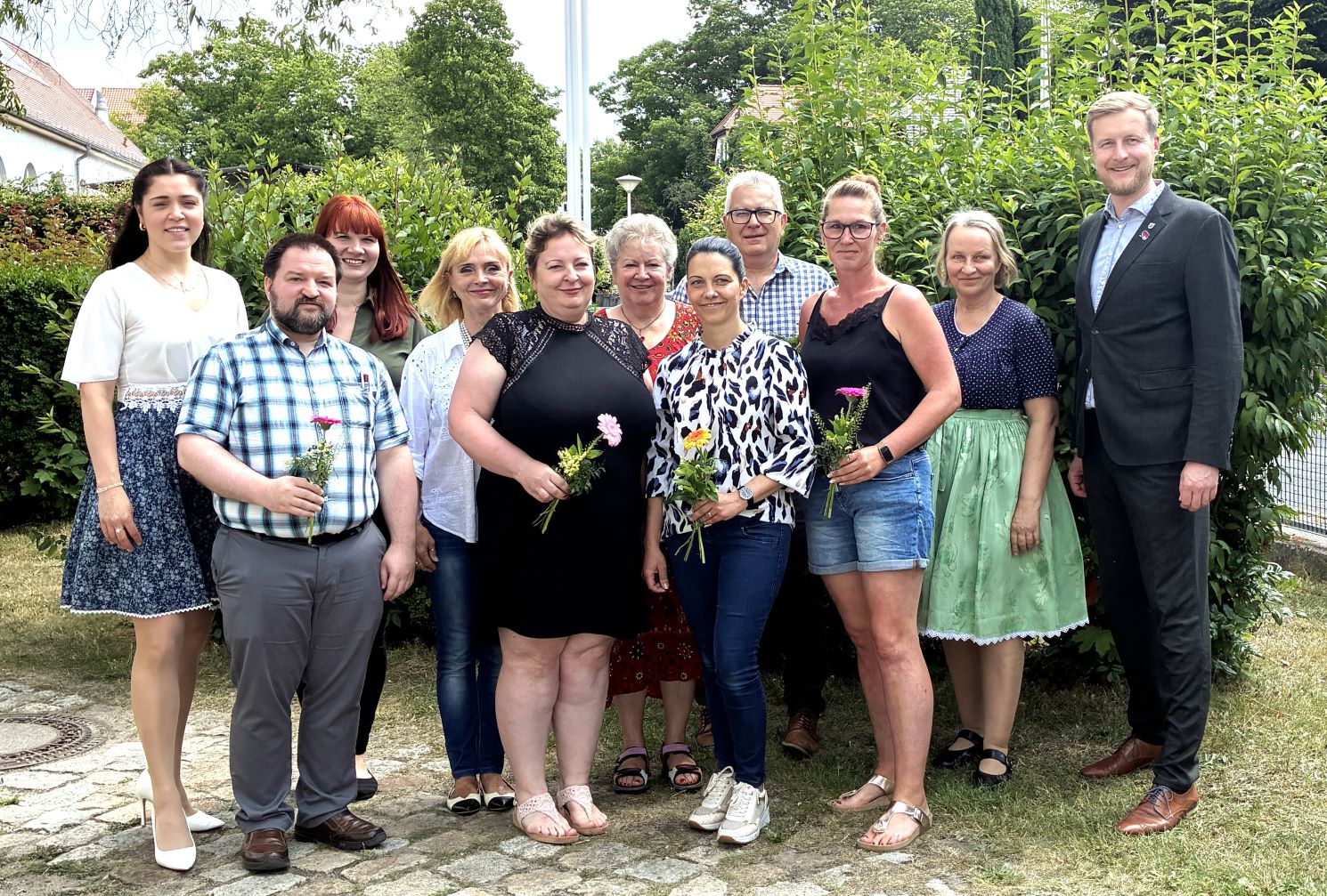 1_kl Gruppenfoto mit Teilnehmenden, Dozenten, Sorben-/Wenden-Beauftragter und Landrat Quelle: Landkreis Spree-Neiße/Wokrejs Sprjewja-Nysa