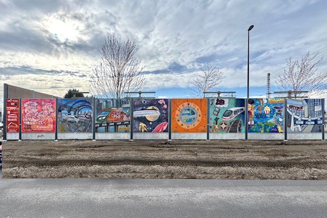 Bunte Graffittis an einer Fassade