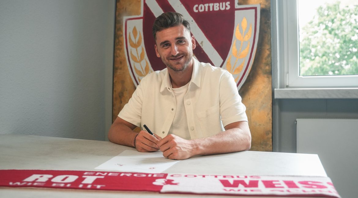 FCE Torhüter Der Torhüter Marcel Lotka unterzeichnet seinen Vertrag bei Energie Cottbus. Quelle: FC Energie Cottbus