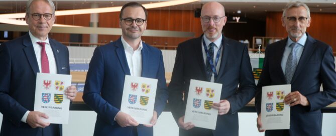 Die Innenminister (v.l.) Georg Maier (Thüringen), Dr. Jan Redmann (Brandenburg), Christian Pegel (Mecklenburg-Vorpommern) und Armin Schuster (Sachsen) unterzeichneten die Vereinbarung zur gemeinsamen Beschaffung von Fahrzeugen und Geräten im Brand- und Katastrophenschutz am Donnerstag am Rande der Innenministerkonferenz in Hamburg. Quelle: MIK