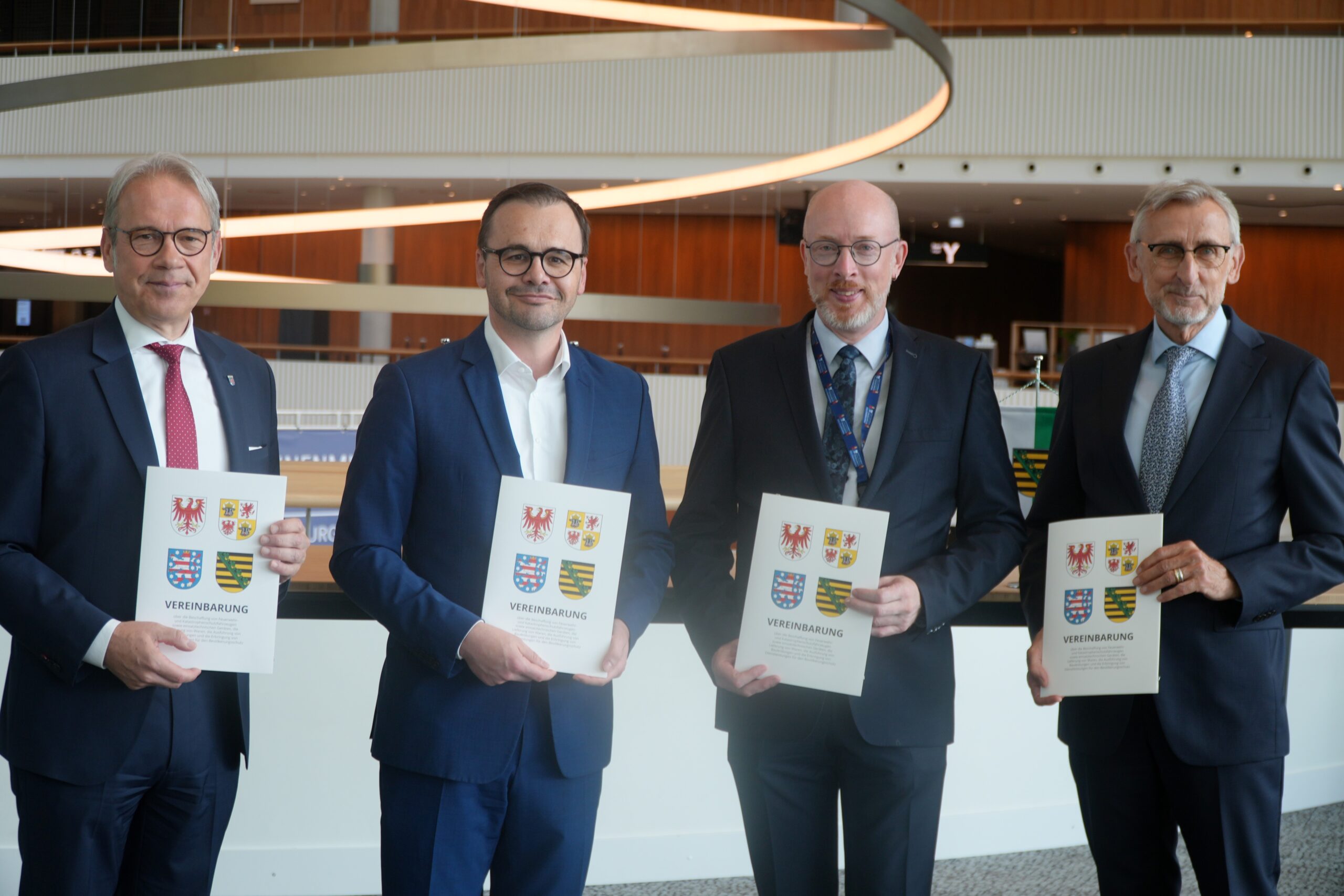 Katastrophe Die Innenminister (v.l.) Georg Maier (Thüringen), Dr. Jan Redmann (Brandenburg), Christian Pegel (Mecklenburg-Vorpommern) und Armin Schuster (Sachsen) unterzeichneten die Vereinbarung zur gemeinsamen Beschaffung von Fahrzeugen und Geräten im Brand- und Katastrophenschutz am Donnerstag am Rande der Innenministerkonferenz in Hamburg. Quelle: MIK
