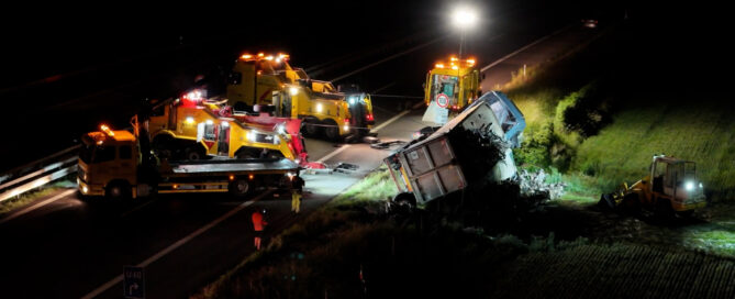 Ein Luftbild des LKW-Unfalls auf der A13. Quelle: Newsdesk Brandenburg Media