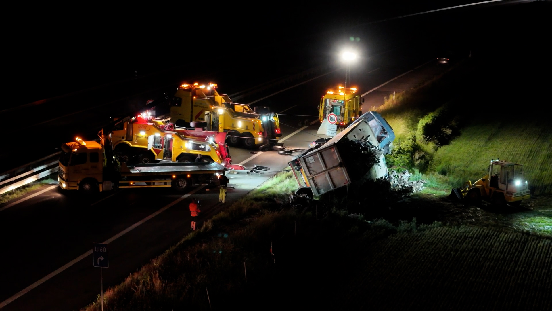 LKW-Unfall Ein Luftbild des LKW-Unfalls auf der A13. Quelle: Newsdesk Brandenburg Media
