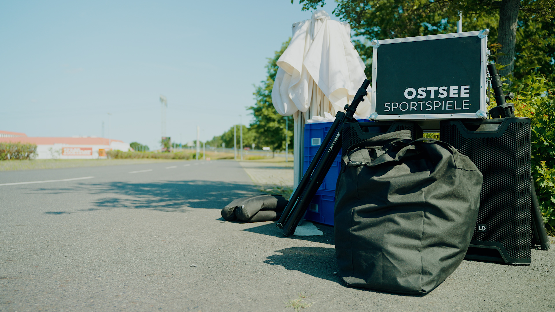 Ostseesport Koffer mit Equipment der Ostseesportspiele am Straßenrand