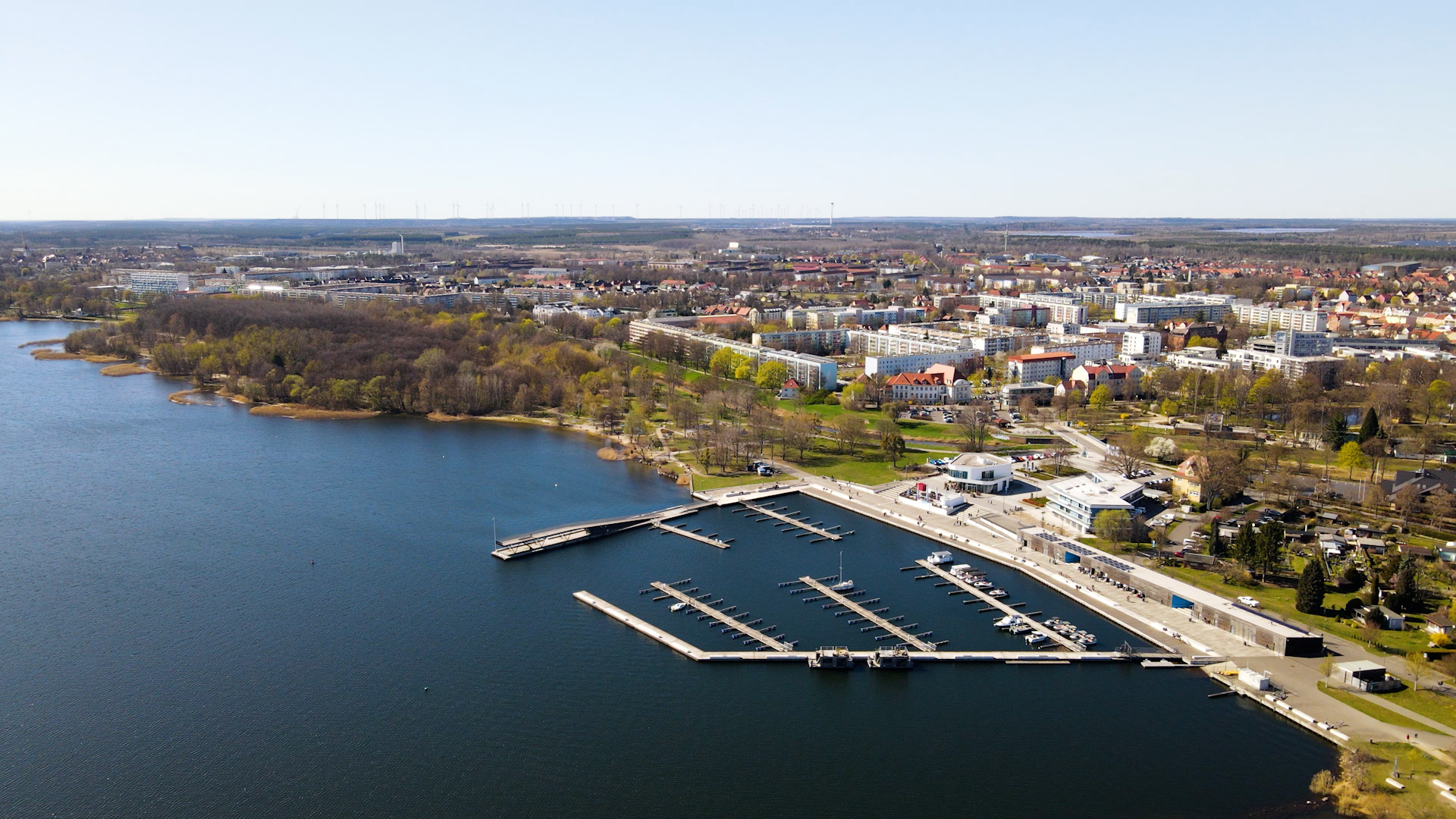 Senftenberger_see Drohnenaufnahme vom Senftenberger See mit Hafen.