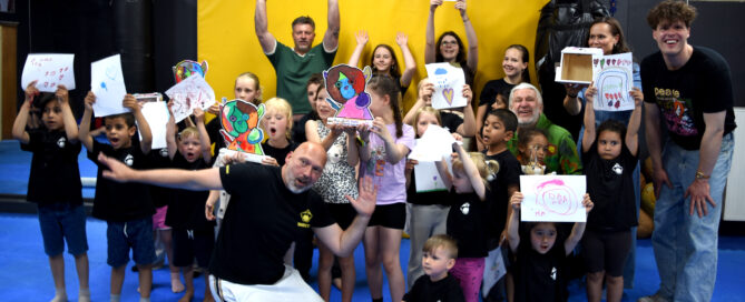 Menschen und Kinder stehen nebeneinander und jubeln