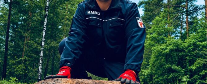 Sprengmeister mit entschärfter Bombe