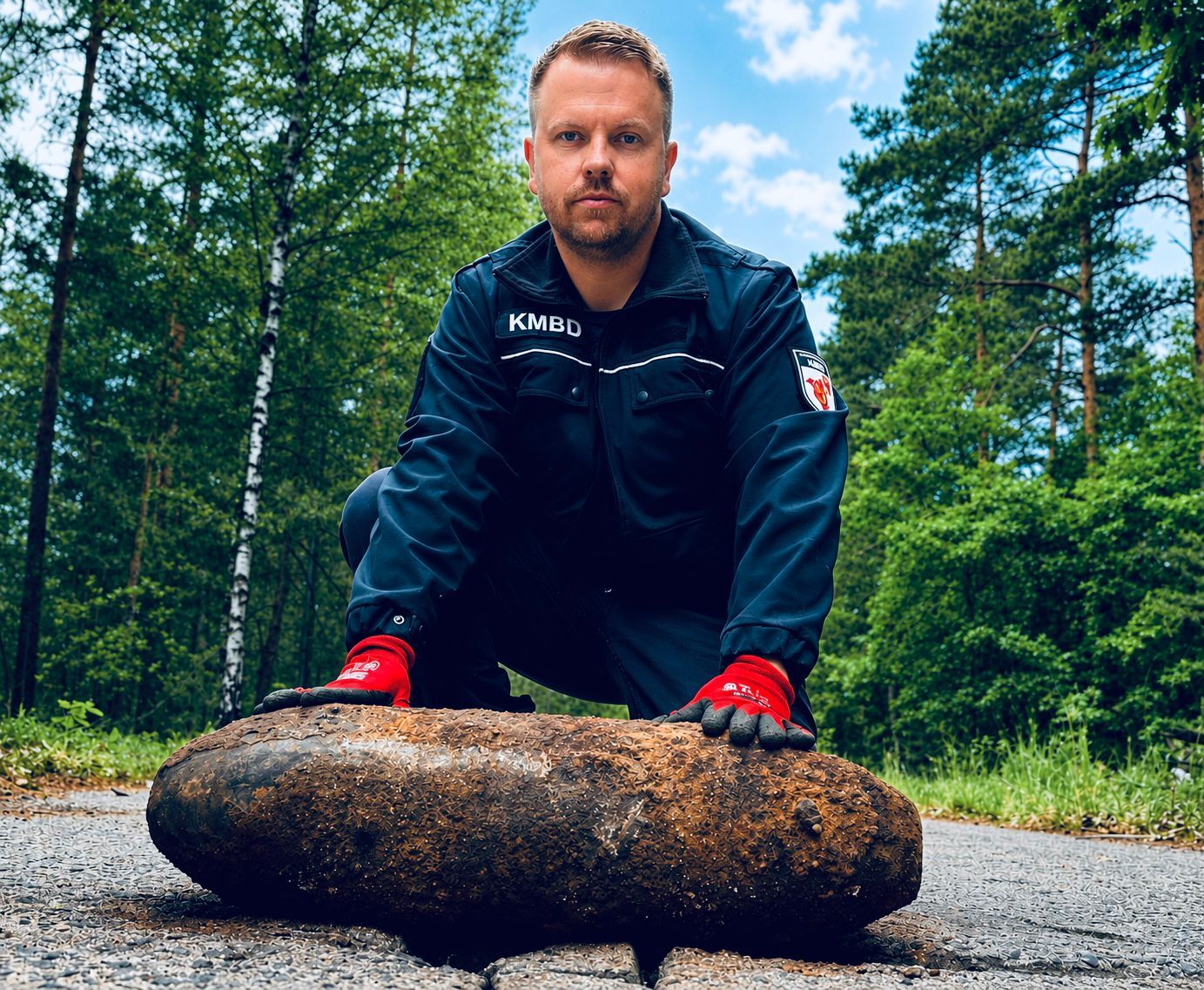 bombig Sprengmeister mit entschärfter Bombe