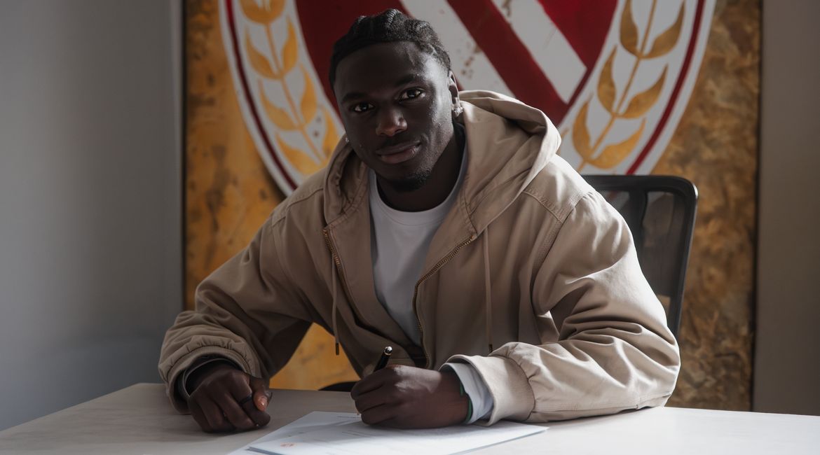 files_newsletter_presse_2026_06_01_fousseny_doumbia Ein Fussballspieler unterschreibt einen Vertrag