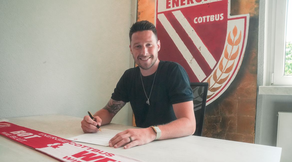 files_newsletter_presse_2026_06_24_spezialist Ein Fussballspieler unterschreibt einen Vertrag