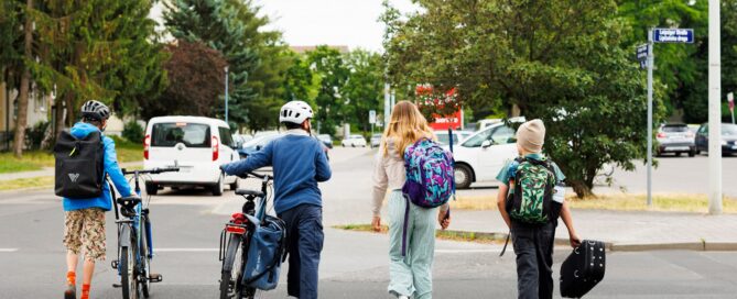 Das Foto zeigt Schülerinnen und Schüler auf ihrem Weg zur Schule. Quelle: Stadt Cottbus