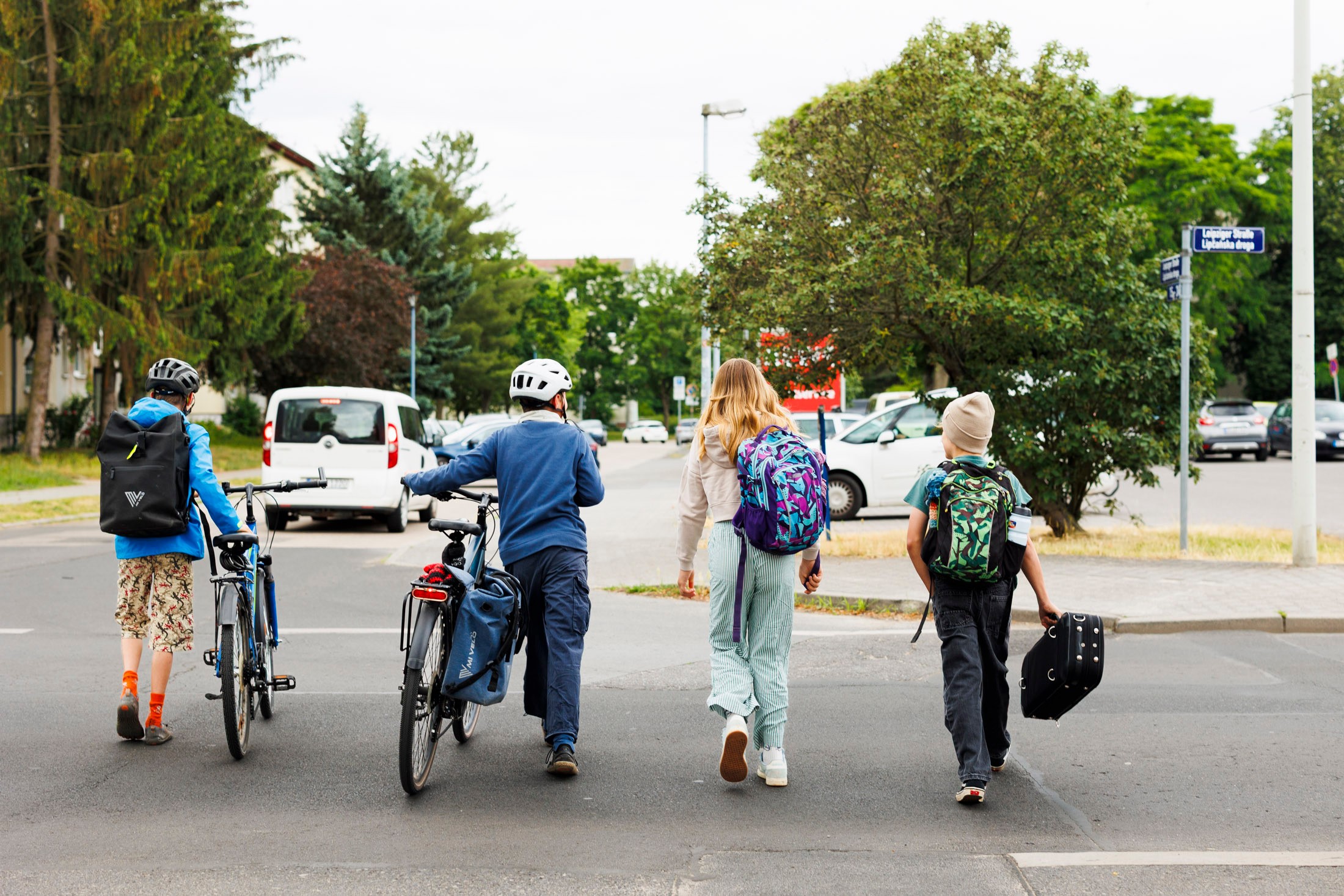 Das Foto zeigt Schülerinnen und Schüler auf ihrem Weg zur Schule. Quelle: Stadt Cottbus