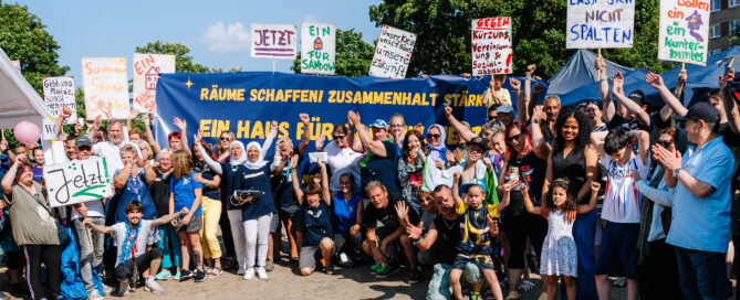 Menschen stehen nebeneinnander