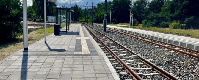 Das Bild zeigt eine Straßenbahnhaltestelle