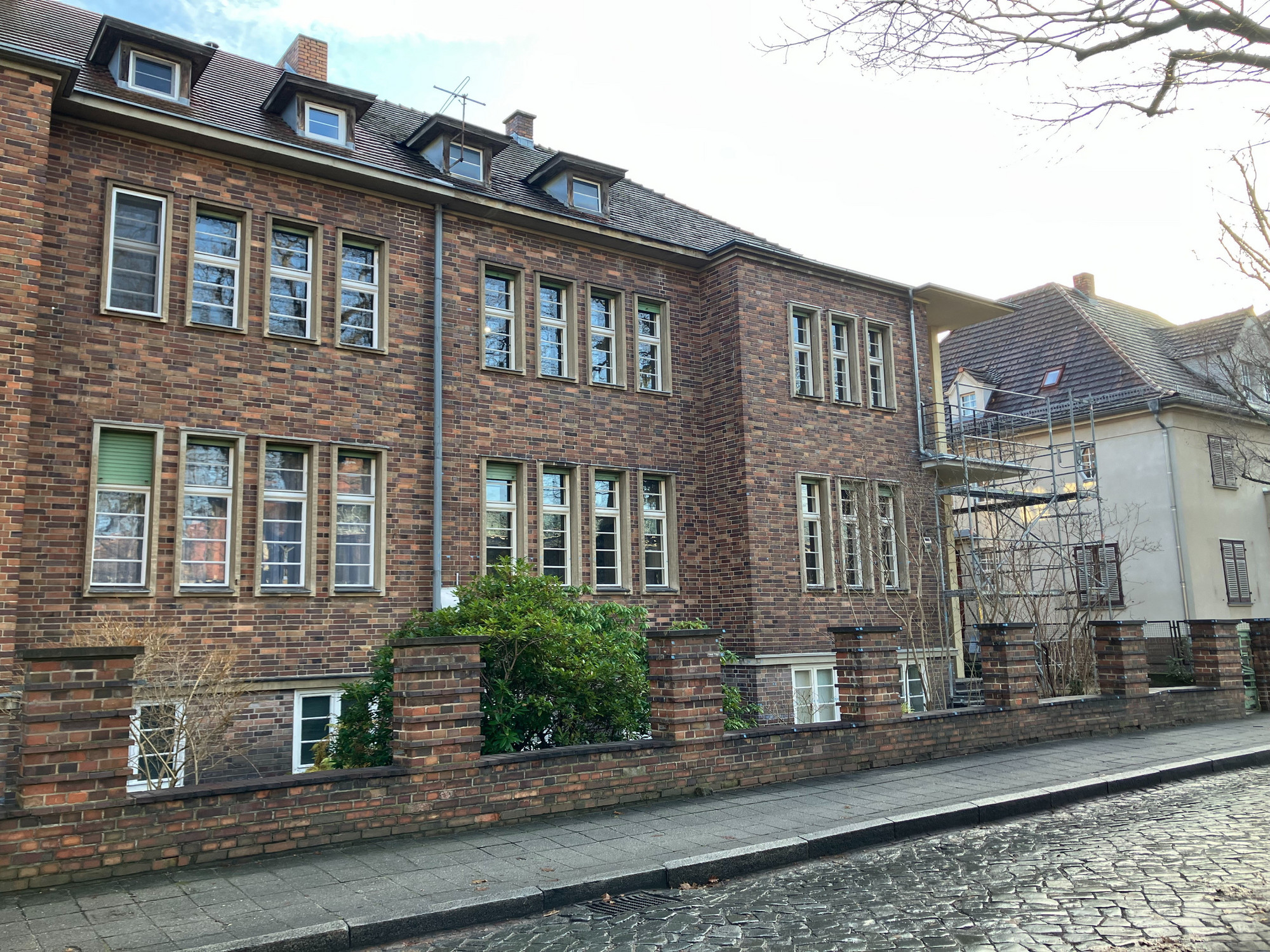 älteres Haus in einer Straße