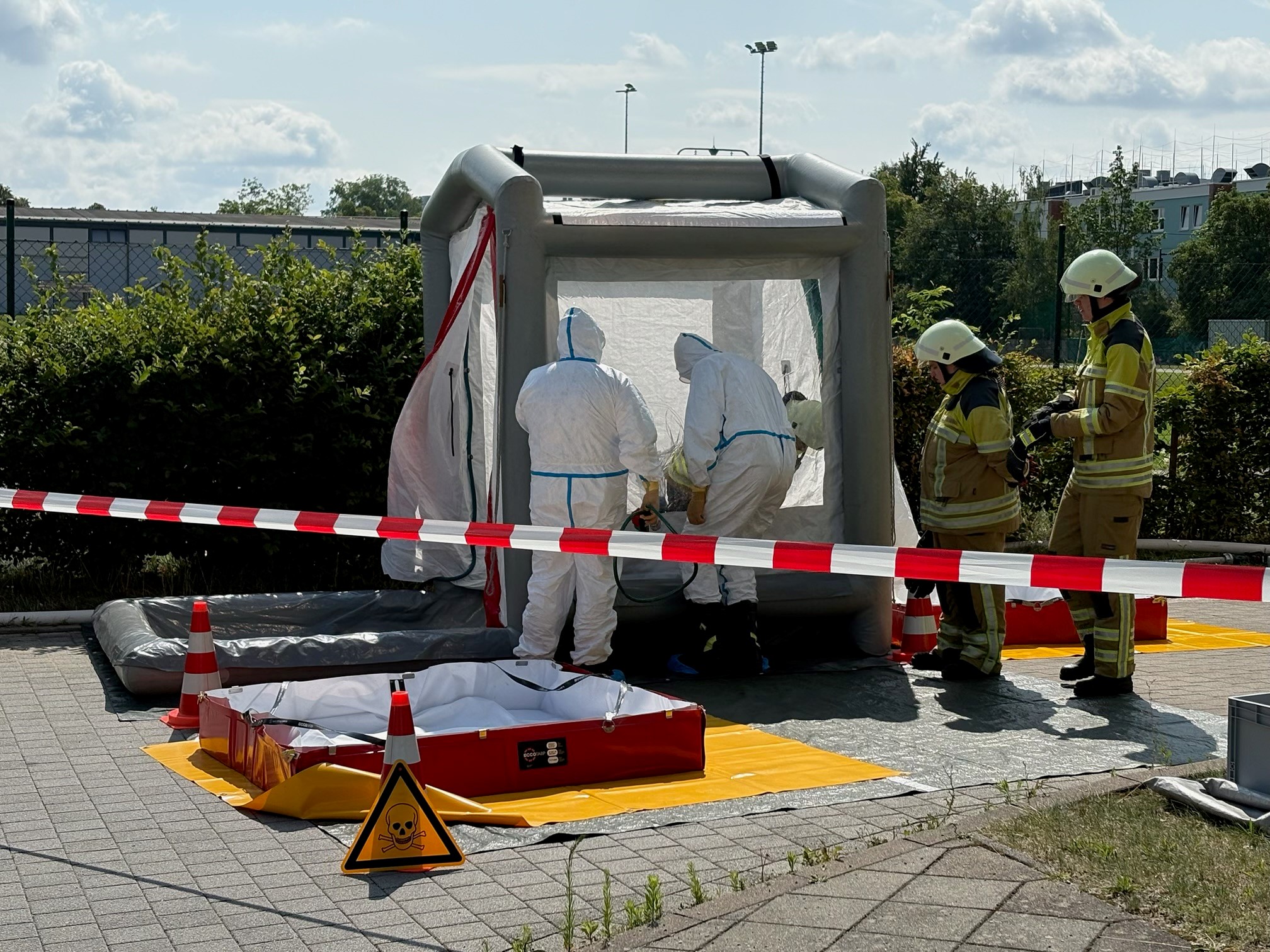 Einsatzübung_an_der_BTU_2 Einsatzkräfte sind in Schutzanzügen in einem Zelt