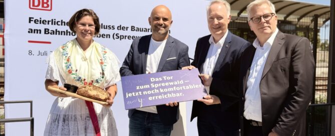 Menschen stehen nebeneinander und eröffnen einen Personentunnel