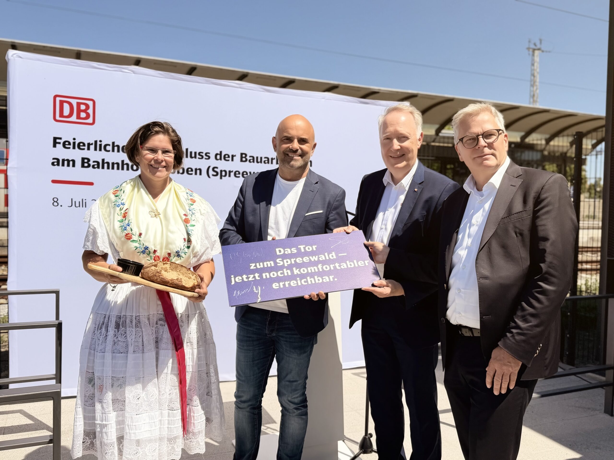 L26_Presse_Foto_PU_Bahnhofsunterführung_Tunnel_8_Stadt Lübben B. Möbes Menschen stehen nebeneinander und eröffnen einen Personentunnel