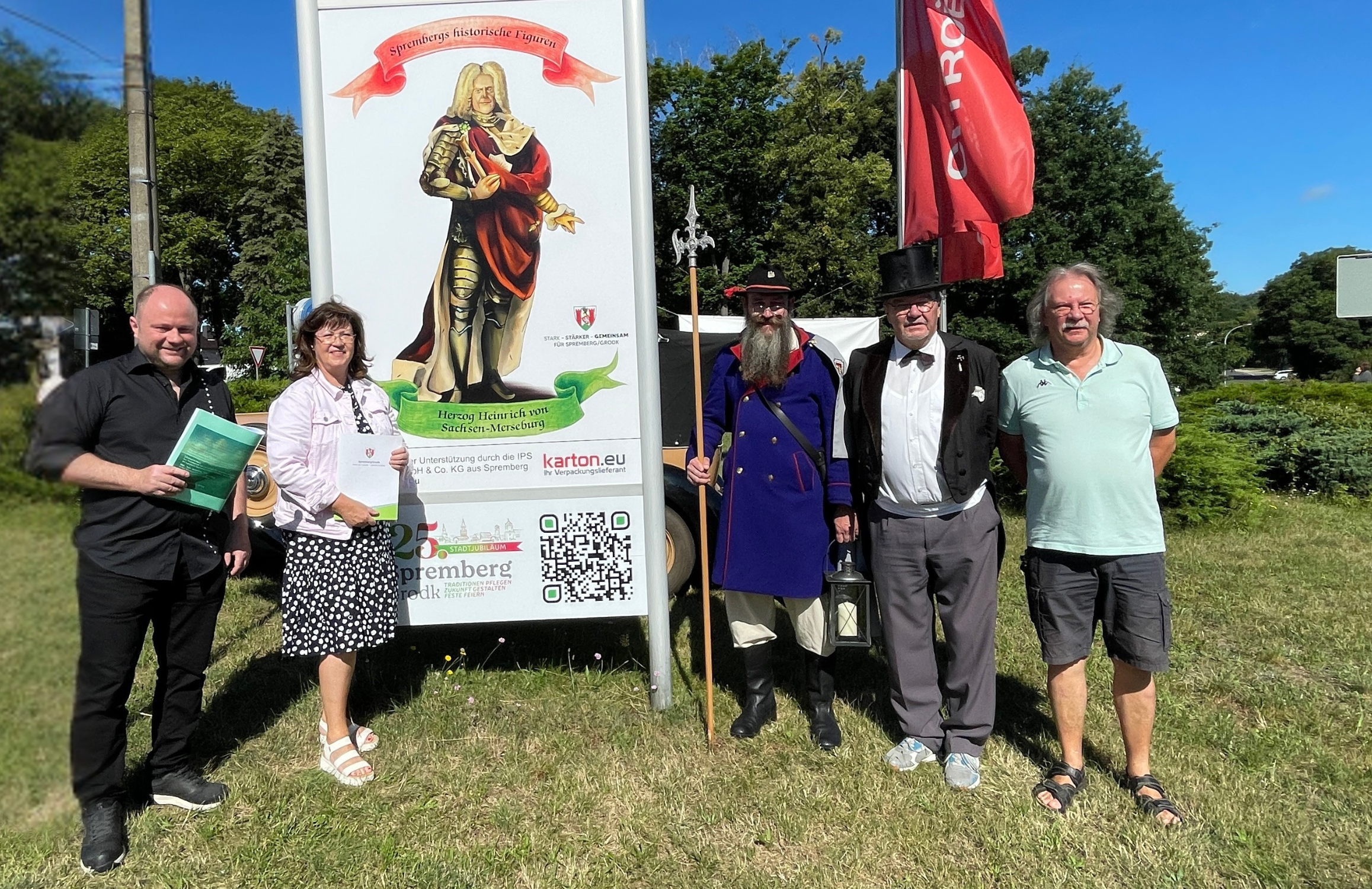 Spremberg Menschen stehen vor einem Aufsteller