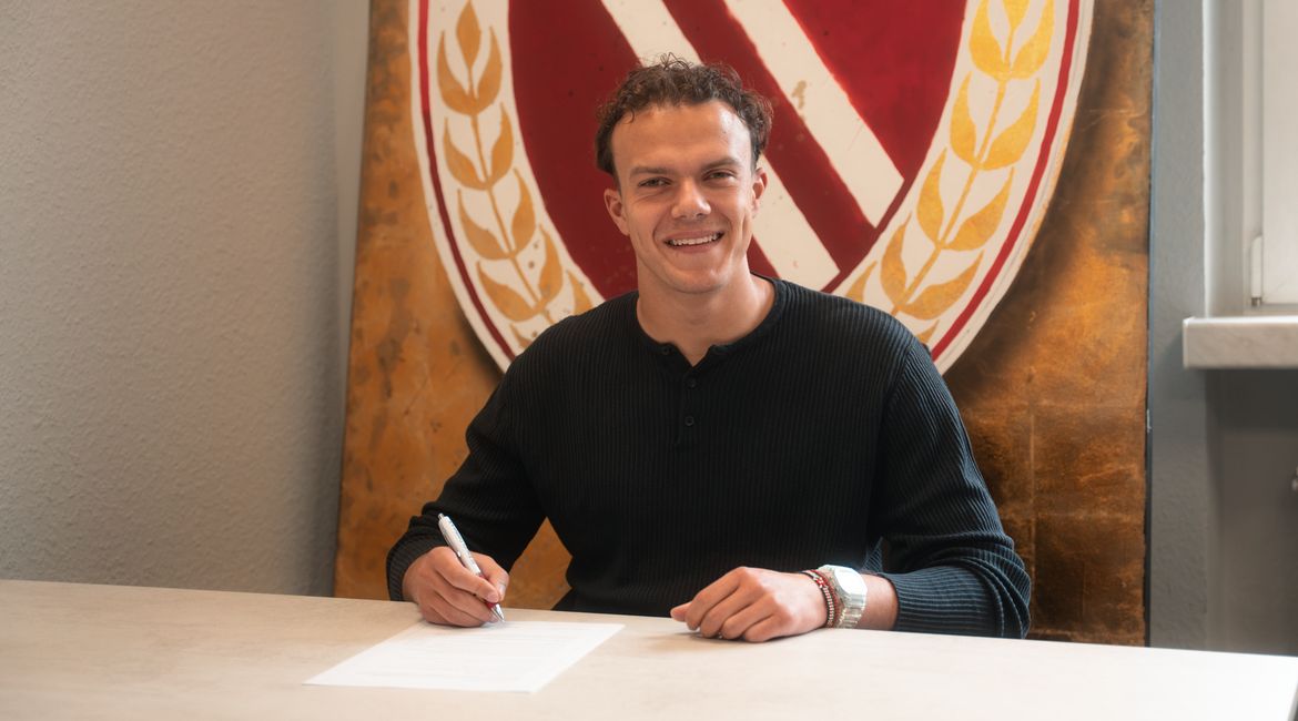 Torwart FCE Ein Fussballspieler unterschreibt einen Vertrag