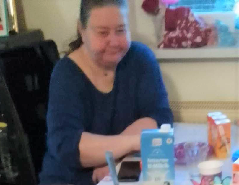 Vermisstensuche_Antje K Eine Frau sitzt am Tisch