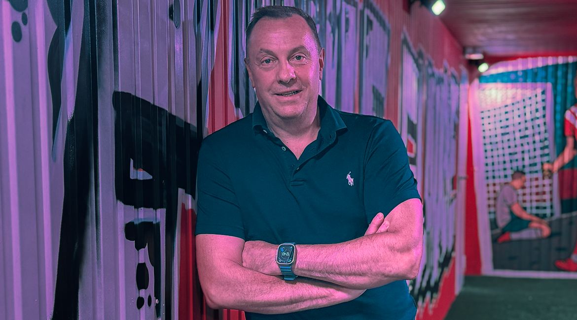 files_newsletter_presse_2026_07_10_weitere_professionalisierung_im_staff EIn Mensch steht im Spielertunnel von Energie Cottbus