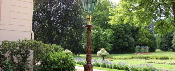 Eine historische Laterne steht im Branitzer Park