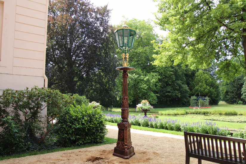 Eine historische Laterne steht im Branitzer Park