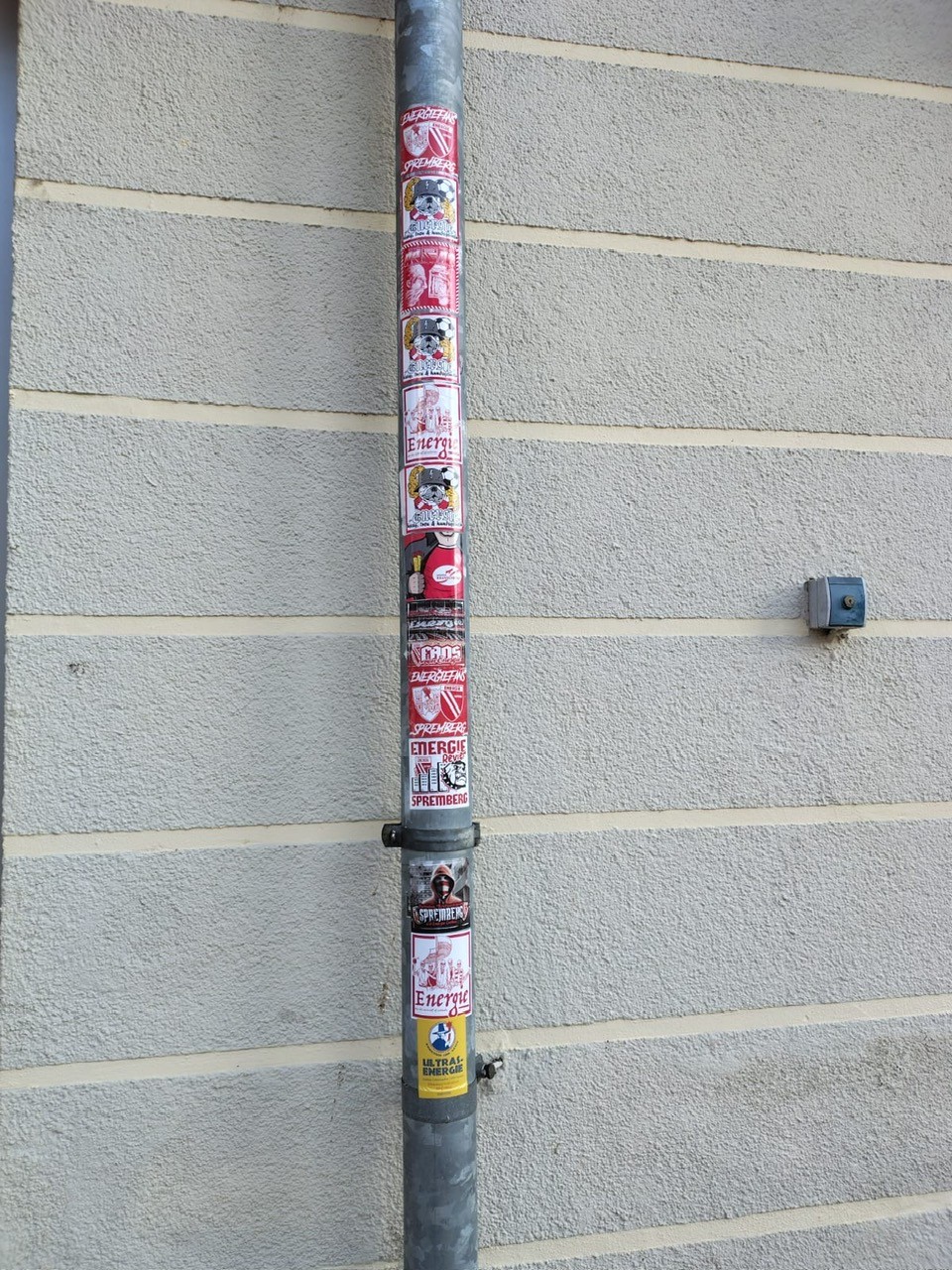 0708 Beschädigung 1 Energie Cottbus Sticker sind auf ein Abflussrohr geklebt