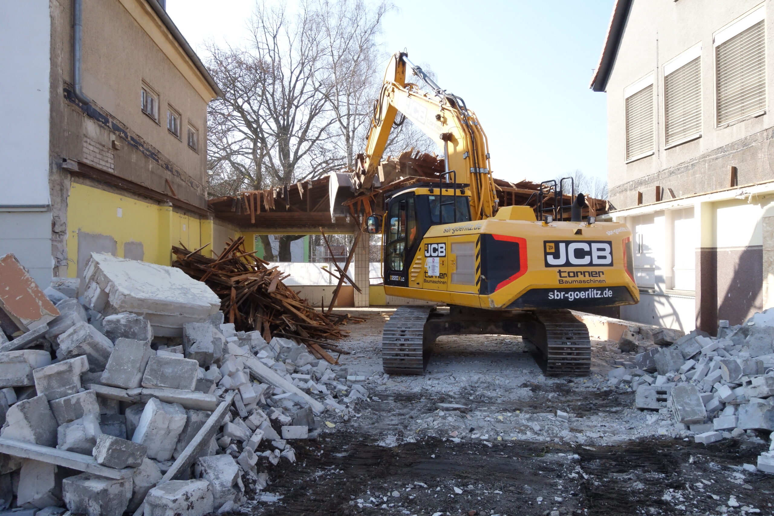Abriss alter Speiseraum Burger Schule Februar 2026_Foto K. Möbes Ein Bagger macht Abrissarbeiten