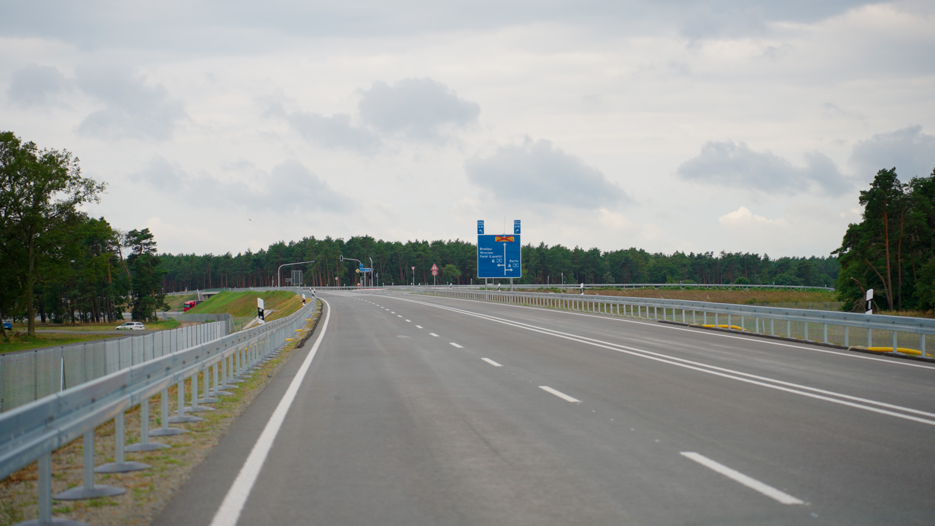B168 Auf dem Bild ist eine Straße zu sehen