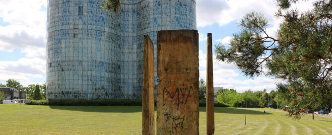 Ein Stück Mauer steht vor dem IKMZ