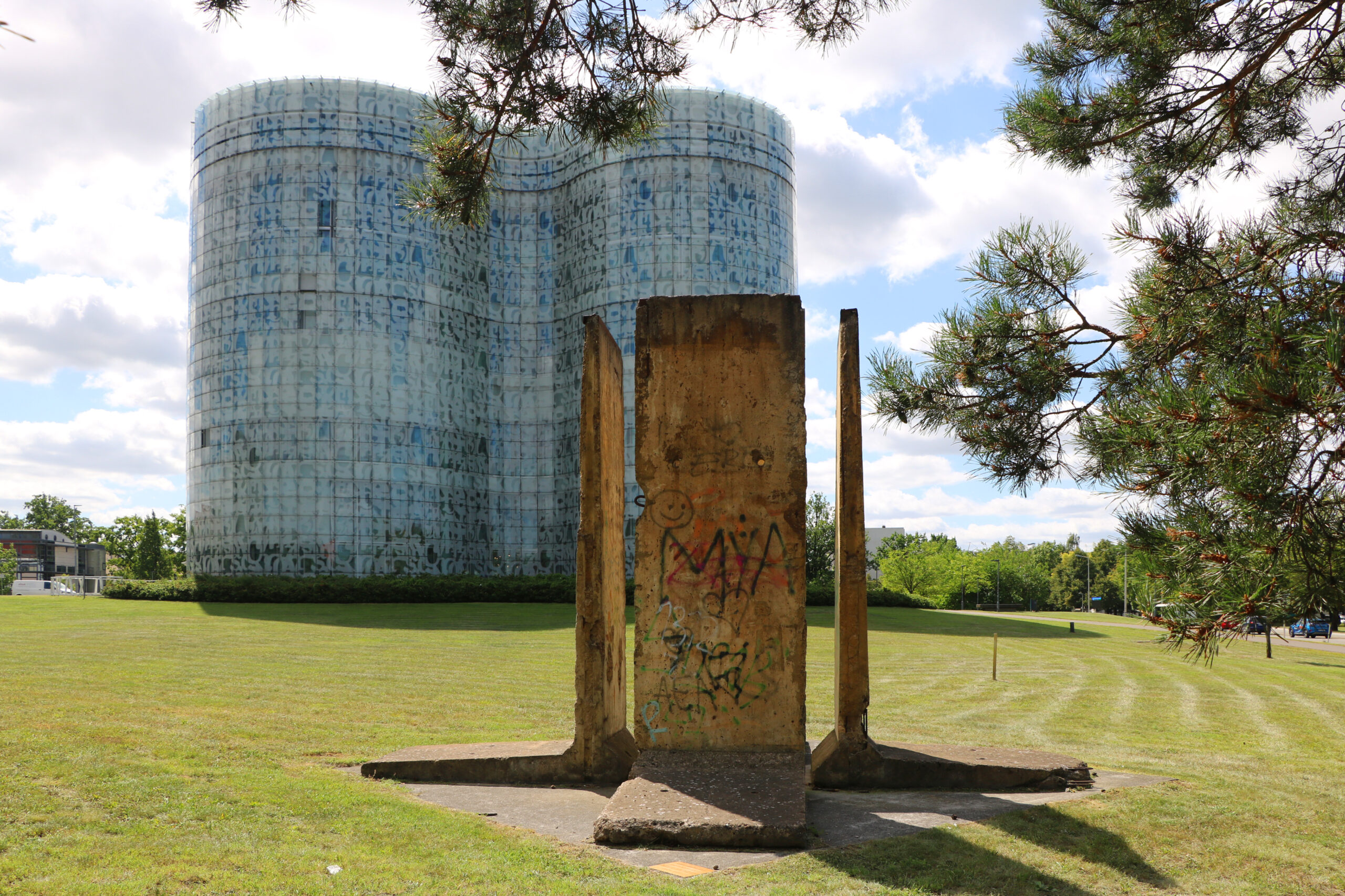 BTU-CS – Bibliothek mit Originalteilen der Berliner Mauer (4) Ein Stück Mauer steht vor dem IKMZ