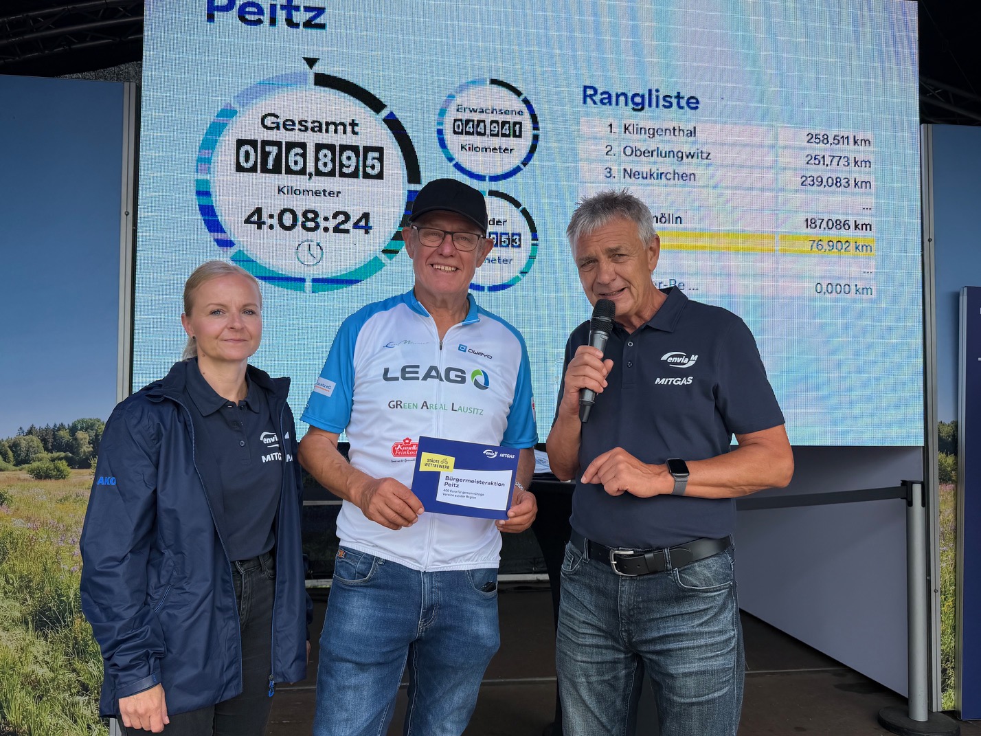 Peitz 3 Menschen stehen nebeneinander