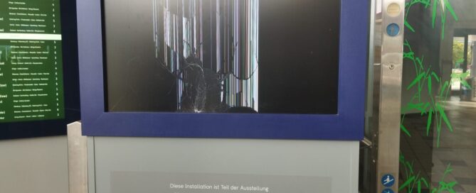 Ein zerstörter Bildschirm der Teil einer Ausstellung zum NS-Unrecht war. Quelle: Menschenrechtszentrum Cottbus e.V.