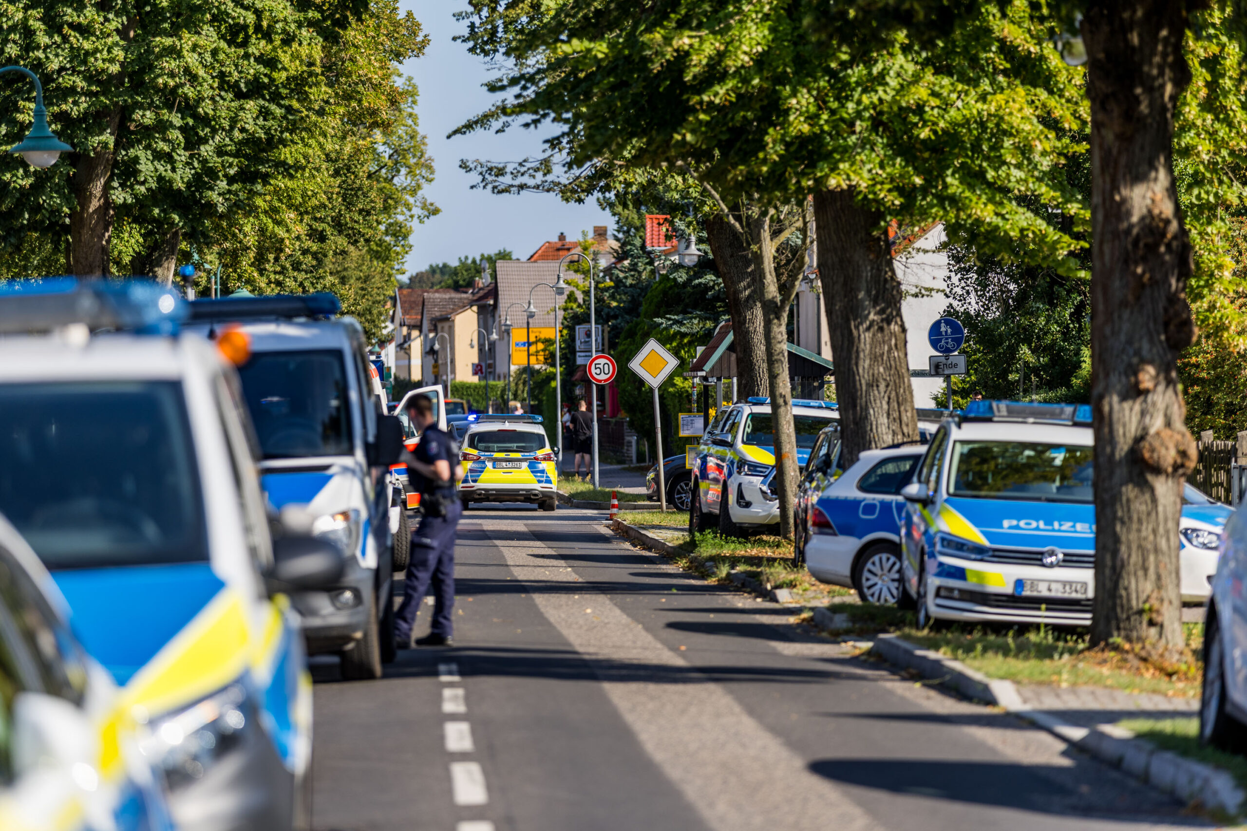 Ein Großaufgebot der Polizei in Neu Zittau. Quelle: Newsdesk Brandenburg