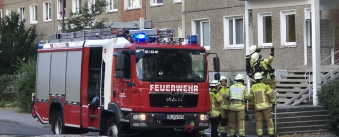 Das Foto zeigt die Feuerwehr im Einsatz vor einem Wohnhaus in Cottbus-Sandow. Quelle: Newsdesk Brandenburg Media